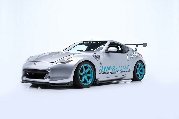 Ngoài ra, phiên bản Fast Five của Nissan 370Z cũng được chế tạo để trông giống như đang sở hữu 1 bộ Turbo khi xuất hiện với một bộ làm mát “giả” đặt phía sau cản trước và nhiều chai NOS đặt phía sau ghế ngồi. Nghe có vẻ hơi thất vọng nhưng đó là cách đoàn làm phim tạo ra một chiếc xe của điện ảnh.