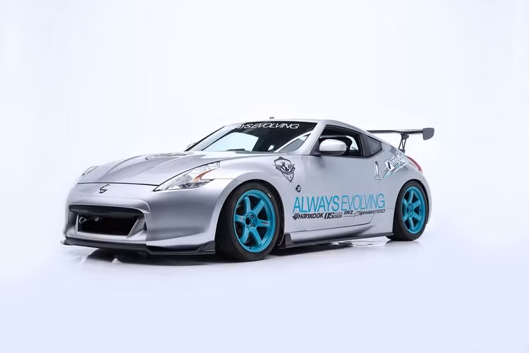Ngoài ra, phiên bản Fast Five của Nissan 370Z cũng được chế tạo để trông giống như đang sở hữu 1 bộ Turbo khi xuất hiện với một bộ làm mát “giả” đặt phía sau cản trước và nhiều chai NOS đặt phía sau ghế ngồi. Nghe có vẻ hơi thất vọng nhưng đó là cách đoàn làm phim tạo ra một chiếc xe của điện ảnh.
