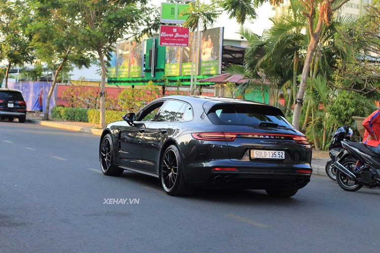 Về truyền động, Porsche Panamera 4 Sport Turismo sử dụng động cơ V6 3.0L với công suất tối đa 330 mã lực và 450 Nm mô-men xoắn cực đại. Đi kèm với đó là trang bị hộp số tự động PDK 8 cấp. Từ đó, mẫu xe này chỉ mất khoảng thời gian 4,6 giây để tăng tốc từ 0 - 100 km/h.