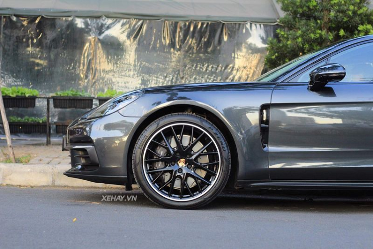 Khoang hành lý của Porsche Panamera Sport Turismo cũng có thể tích lớn hơn phiên bản sedan với 520 lít tiêu chuẩn và 1.390 lít khi hàng ghế sau gập xuống. Bên cạnh đó, Panamera Sport Turismo cũng trở thành phiên bản Panamera đầu tiên có đủ chỗ cho ba người ở hàng ghế sau.