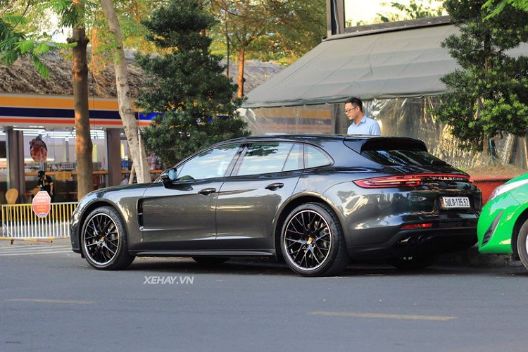 Chiếc xe sang Porsche Panamera Turismo trong bài viết thuộc phiên bản 4 Sport với giá khởi điểm 5,4 tỷ VNĐ. Tuy nhiên, chưa hài lòng với những gì đã có, chủ nhân đã trang bị thêm khá nhiều các tuỳ chọn đắt tiền cho chiếc xe của mình như màu sơn xám Volcano Grey Metallic (79,6 triệu đồng), bộ vành đa chấu sơnd den 21 inch (298 triệu đồng)... Từ đó, giá xe có thể vượt ngưỡng 6 tỷ đồng.