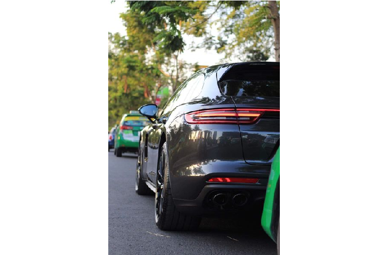 Porsche Panamera 4 Sport Turismo nói riêng và bản Turismo nói chung đều có thiết kế khác biệt so với phiên bản Gran-coupe chủ yếu ở phần đuôi xe. Xe có chiều dài tổng thể 5.049 mm, chiều rộng 1.937 mm trong khi đó chiều cao của xe tăng thêm 5 mm. Từ trụ B đổ về phía sau, nóc xe không dốc như trên bản Gran-coupe, thiết kế này giúp mở rộng khoảng trống trên đầu của hành khách hàng ghế sau.