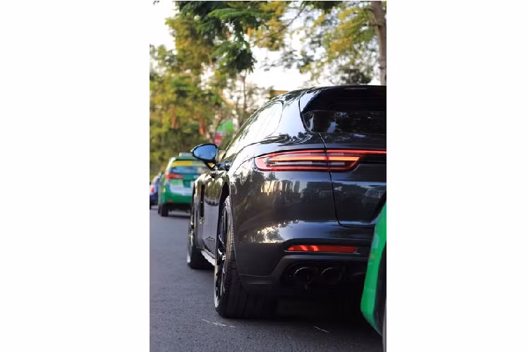 Porsche Panamera 4 Sport Turismo nói riêng và bản Turismo nói chung đều có thiết kế khác biệt so với phiên bản Gran-coupe chủ yếu ở phần đuôi xe. Xe có chiều dài tổng thể 5.049 mm, chiều rộng 1.937 mm trong khi đó chiều cao của xe tăng thêm 5 mm. Từ trụ B đổ về phía sau, nóc xe không dốc như trên bản Gran-coupe, thiết kế này giúp mở rộng khoảng trống trên đầu của hành khách hàng ghế sau.