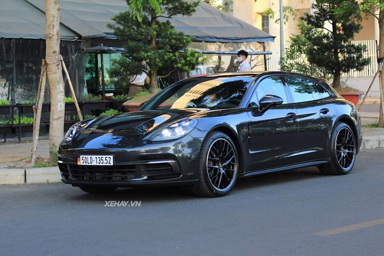 Mẫu xe Porsche Panamera Sport Turismo được ra mắt công chúng trên toàn thế giới lần đầu tiên thông qua Triển lãm Geneva Motor Show 2017 tại Thuỵ Sĩ. Đặc biệt, Porsche Panamera Sport Turismo là mẫu xe được thiết kế theo kiểu dáng station wagon rất được ưa chuộng tại thị trường châu Âu, tuy nhiên kiểu dáng này lại không thực sự phổ biến ở các nước Đông Nam Á.