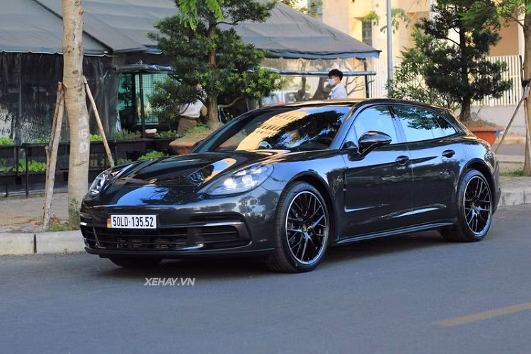 Mẫu xe Porsche Panamera Sport Turismo được ra mắt công chúng trên toàn thế giới lần đầu tiên thông qua Triển lãm Geneva Motor Show 2017 tại Thuỵ Sĩ. Đặc biệt, Porsche Panamera Sport Turismo là mẫu xe được thiết kế theo kiểu dáng station wagon rất được ưa chuộng tại thị trường châu Âu, tuy nhiên kiểu dáng này lại không thực sự phổ biến ở các nước Đông Nam Á.