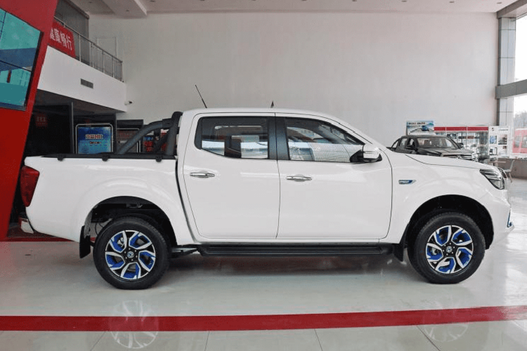 Trên phương diện hình thức, Rich 6 EV vẫn đi theo phong cách tổng thể của phiên bản chạy xăng thông thường. Một điểm khác biệt dễ nhận ra là lưới tản nhiệt khép kín, và các chi tiết trang trí màu xanh lam. Kích thước của xe là dài 5.290 mm, rộng 1.850 mm, cao 1.790 mm, và có trục cơ sở dài 3.150 mm, trong khi kích thước của thùng xe là dài 1.510 mm, rộng 1.562 mm và cao 475 mm.