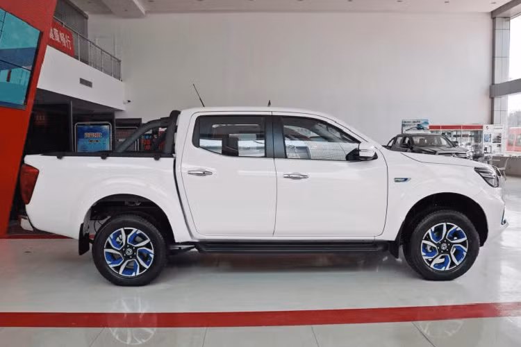 Trên phương diện hình thức, Rich 6 EV vẫn đi theo phong cách tổng thể của phiên bản chạy xăng thông thường. Một điểm khác biệt dễ nhận ra là lưới tản nhiệt khép kín, và các chi tiết trang trí màu xanh lam. Kích thước của xe là dài 5.290 mm, rộng 1.850 mm, cao 1.790 mm, và có trục cơ sở dài 3.150 mm, trong khi kích thước của thùng xe là dài 1.510 mm, rộng 1.562 mm và cao 475 mm.