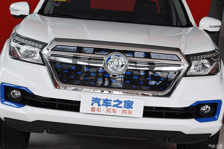Bước vào trong nội thất, Dongfeng Rich 6 EV cũng áp dụng thiết kế tương tự phiên bản xăng, nhưng có phần đơn giản hơn để dễ vận hành, và bổ sung thêm các chi tiết màu xanh lam để một lần nữa nhấn mạnh đây là một chiếc xe điện. Hơn nữa, chiếc xe còn được trang bị một bảng đồng hồ màn LCD và một cụm điều khiển trung tâm mới, qua đó tăng cường cảm giác công và tính thực tiễn.