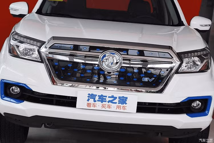 Bước vào trong nội thất, Dongfeng Rich 6 EV cũng áp dụng thiết kế tương tự phiên bản xăng, nhưng có phần đơn giản hơn để dễ vận hành, và bổ sung thêm các chi tiết màu xanh lam để một lần nữa nhấn mạnh đây là một chiếc xe điện. Hơn nữa, chiếc xe còn được trang bị một bảng đồng hồ màn LCD và một cụm điều khiển trung tâm mới, qua đó tăng cường cảm giác công và tính thực tiễn.