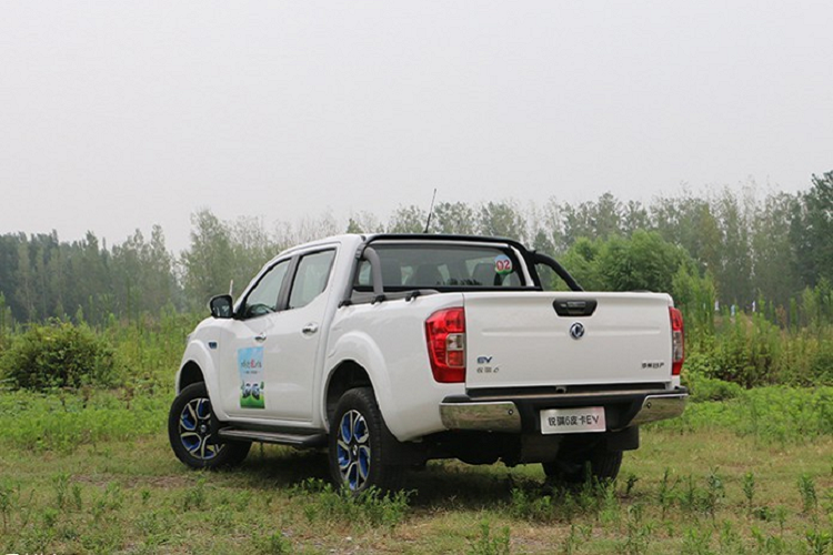 Đối với trường hợp của Rich 6, nó được chế tạo dựa trên Nissan Navara, và cho thấy những điểm tương đồng với mẫu xe nguồn gốc Nhật Bản. Thế nhưng hệ truyền động điện mới thì được phát triển bởi một mình Dongfeng, và không hề được sử dụng trong một mẫu xe Nissan nào cả. Nó có trang bị một mô tô điện duy nhất với 163 mã lực và 420 Nm mô-men xoắn cực đại. Cụm pin của xe có dung lượng 67,9 kWh và cự li di chuyển là 403 km theo chu trình NEDC.
