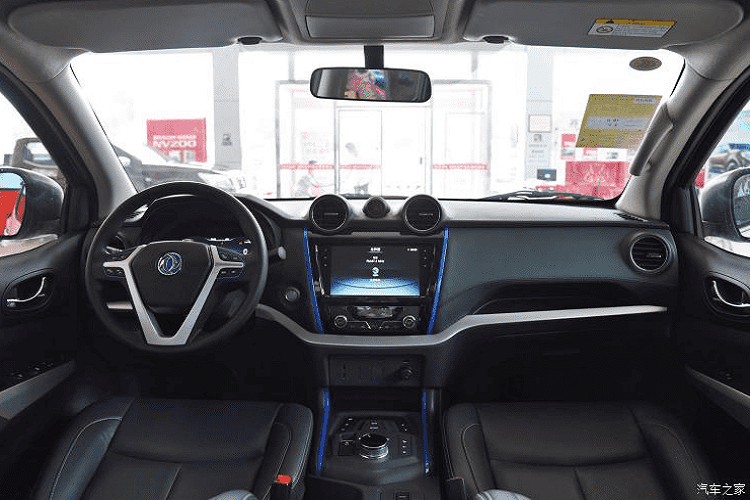 Cụ thể hơn, Rich là một seri bán tải thuộc lá cờ Dongfeng Motors, và chúng được sản xuất bởi liên doanh Zhengzhou-Nissan. Trong đó, Dongfeng lại là công ty mẹ của Zhengzhou. Đơn vị Zhengzhou-Nissan Trung Quốc chịu trách nhiệm lắp ráp cho cả thương hiệu Nissan và thương hiệu Dongfeng. Tất cả các mẫu xe thương hiệu Dongfeng đều được chế tạo dựa trên xe thương hiệu Nissan.