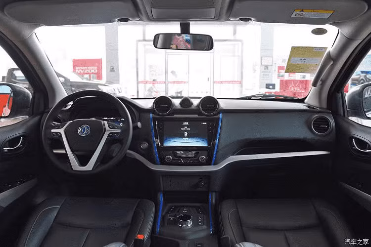 Cụ thể hơn, Rich là một seri bán tải thuộc lá cờ Dongfeng Motors, và chúng được sản xuất bởi liên doanh Zhengzhou-Nissan. Trong đó, Dongfeng lại là công ty mẹ của Zhengzhou. Đơn vị Zhengzhou-Nissan Trung Quốc chịu trách nhiệm lắp ráp cho cả thương hiệu Nissan và thương hiệu Dongfeng. Tất cả các mẫu xe thương hiệu Dongfeng đều được chế tạo dựa trên xe thương hiệu Nissan.