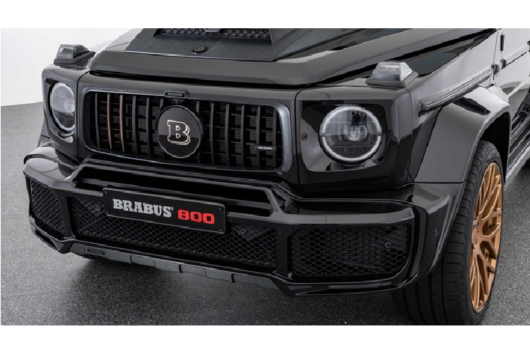 Đúng như tên gọi, Brabus 800 Black and Gold Edition pha trộn giữa hai màu đen bóng (Black) và màu vàng (Gold) với ngoại thất và thiết kế nội thất.