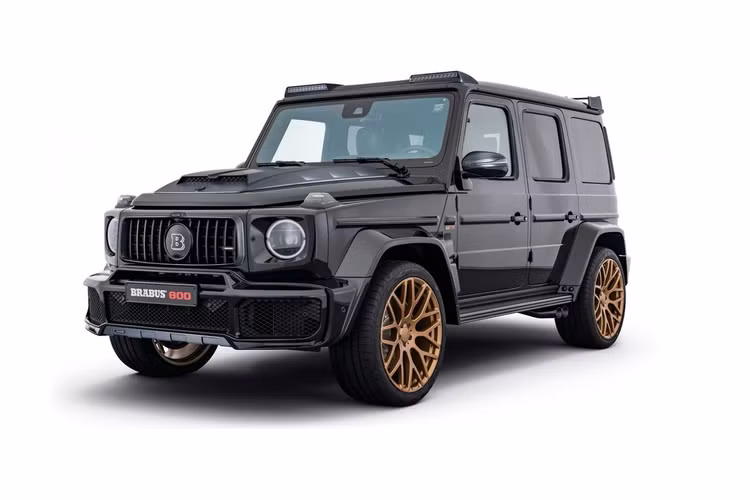 Brabus 800 Black and Gold Edition được độ từ mẫu xe SUV Mercedes-AMG G63. SUV mới dùng body kit thân rộng, nâng đáng kể độ hoành tráng của xe. Thực tế, bản độ Brabus rộng hơn nguyên bản 10 cm.