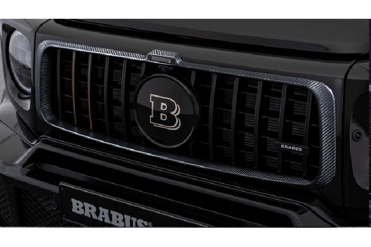 Trang trí cho mặt trước còn gồm nắp capô bằng sợi carbon, hai đèn LED gắn trên đầu mui xe.