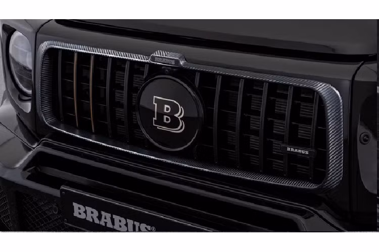 Trang trí cho mặt trước còn gồm nắp capô bằng sợi carbon, hai đèn LED gắn trên đầu mui xe.