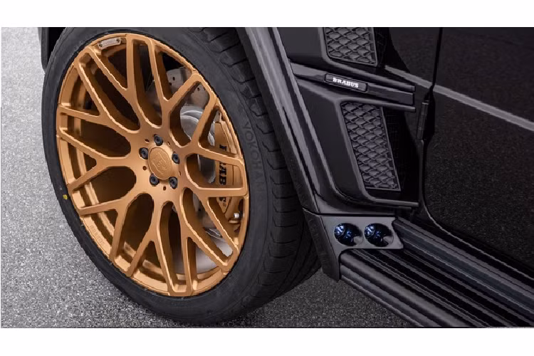 Kẹp phanh, nhãn hiệu dán trên xe, logo, bộ mâm hợp kim cỡ lớn 23 inch có tên gọi rất dài Brabus Monoblock Platinum Edition đều được sơn màu Gold. SUV dùng lốp thể thao hiệu suất cao 305/35 R23 Advan Sport.
