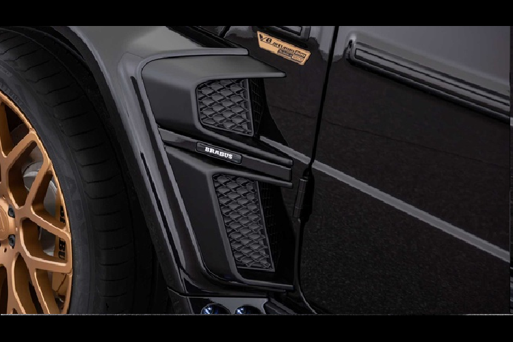 Chủ đề “Black and Gold” còn xuất hiện trong khoang lái với ghế da màu đen, các chi tiết trang trí đen và gold kết hợp tạo thành tổng thể bắt mắt. Hàng ghế sau được độ thêm tính năng nhớ ghế, sưởi và thông gió tích hợp. Tất nhiên, Brabus không quên nâng cấp động cơ, vốn là một trong những “đặc sản” của hãng độ này.