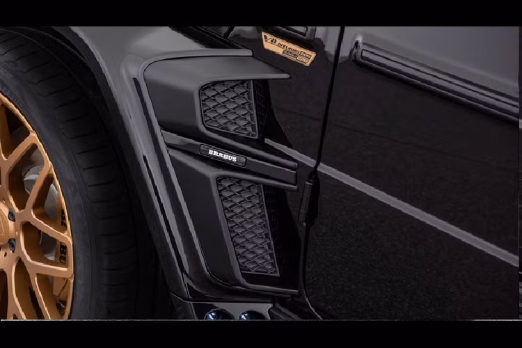 Chủ đề “Black and Gold” còn xuất hiện trong khoang lái với ghế da màu đen, các chi tiết trang trí đen và gold kết hợp tạo thành tổng thể bắt mắt. Hàng ghế sau được độ thêm tính năng nhớ ghế, sưởi và thông gió tích hợp. Tất nhiên, Brabus không quên nâng cấp động cơ, vốn là một trong những “đặc sản” của hãng độ này.