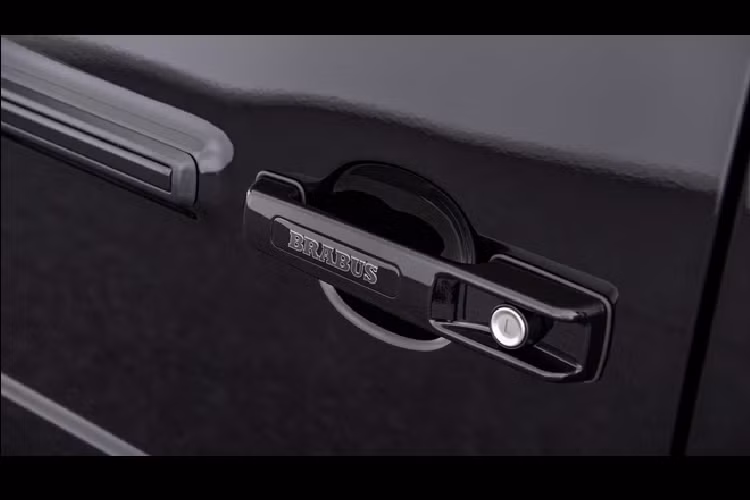 Sau khi được bổ sung hai bộ tăng áp hiệu suất cao và thêm một số tùy chỉnh khác, Brabus 800 Black and Gold Edition đạt công suất 789 mã lực, mô-men xoắn 1.000 Nm.