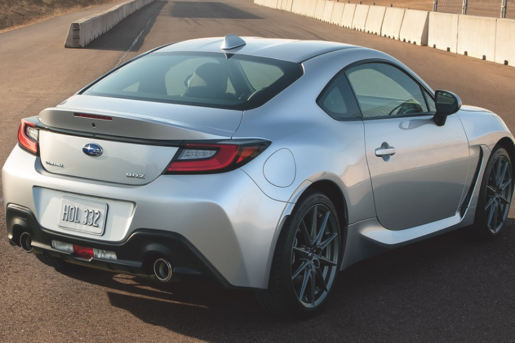 Phía sau, cụm đèn hậu được thiết kế bóng bẩy và góc cạnh hơn, giống với phần đầu, họa tiết đèn hậu cũng là dạng chữ C. Xe còn có cánh gió thể thao kiểu đuôi vịt. Ốp ống xả màu đen, các chi tiết dập nổi ôm lấy hốc biển số. Điểm khác biệt so với thế hệ đầu là đèn phanh thứ 3 và đèn báo lùi đặt thấp, nằm giữa 2 ống xả.