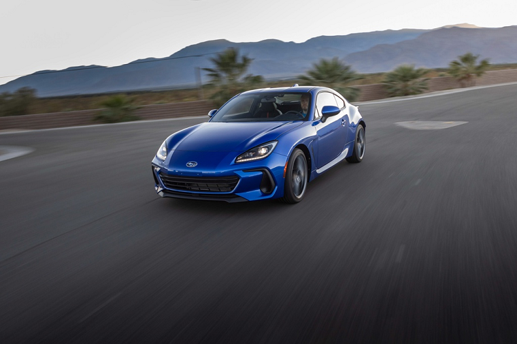 Sức mạng được truyền tới bánh sau thông qua hộp số sàn hoặc tự động 6 cấp, xe còn có bộ vi sai chống trượt Torsen, đây là trang bị tiêu chuẩn có trên cả bản Premium và Limited.