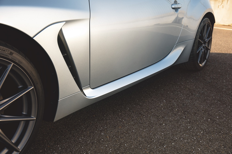 Dọc hai bên hông, các trụ C được tái thiết kế tạo thành dòng chảy xuôi về sau, các khe gió bên có chức năng hút gió ra khỏi vòm bánh trước. Nhìn chung, ngoại hình của Subaru BRZ 2022 không quá khác biệt với đời cũ, xe vẫn có phần mui kiểu "double bubble".