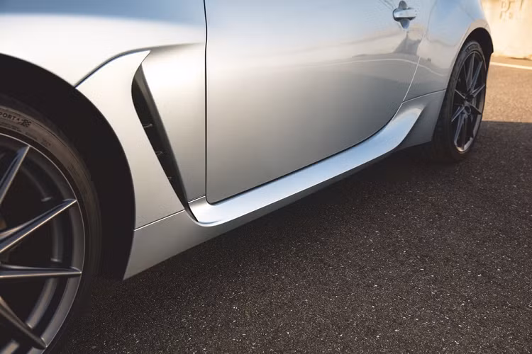 Dọc hai bên hông, các trụ C được tái thiết kế tạo thành dòng chảy xuôi về sau, các khe gió bên có chức năng hút gió ra khỏi vòm bánh trước. Nhìn chung, ngoại hình của Subaru BRZ 2022 không quá khác biệt với đời cũ, xe vẫn có phần mui kiểu "double bubble".