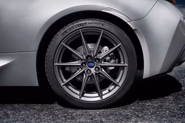 Phiên bản Subaru BRZ Premium có bộ mâm 17 inch (lốp 215/45) và bản Limited có mâm 18 inch (lốp 215/40). Cả 2 đều sử dụng lốp Michelin Pilot dày dặn hơn.
