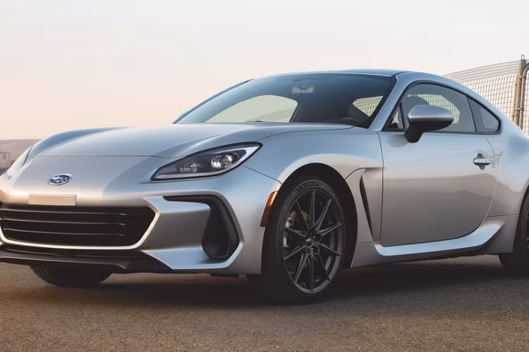 Khung gầm mới có các yếu tố từ nền tảng toàn cầu của Subaru, do đó độ cứng xoắn hơn 50% so với trước đây, nhờ hệ thống gắn khung được gia cố. Subaru BRZ 2022 có kích thước dài x rộng x cao lần lượt là 4.265 x 1.775 x 1.311 mm, trục cơ sở 2.576 mm. Kích thước này dài hơn 30 mm, thấp hơn 1 mm so với thế hệ "tiền nhiệm".