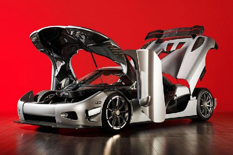 Siêu xe Koenigsegg CCXR Trevita có thể tăng tốc từ vị trí xuất phát lên 100 km/h trong thời gian 2,9 giây, chỉ cần thêm 5,8 giây nữa, siêu xe này sẽ đạt tốc độ 200 km/h trước khi chạm vận tốc tối đa hơn 410 km/h.