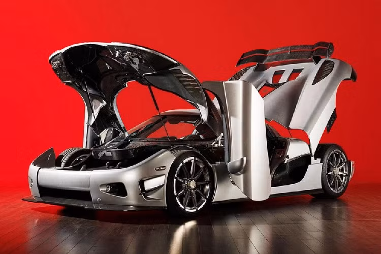 Siêu xe Koenigsegg CCXR Trevita có thể tăng tốc từ vị trí xuất phát lên 100 km/h trong thời gian 2,9 giây, chỉ cần thêm 5,8 giây nữa, siêu xe này sẽ đạt tốc độ 200 km/h trước khi chạm vận tốc tối đa hơn 410 km/h.