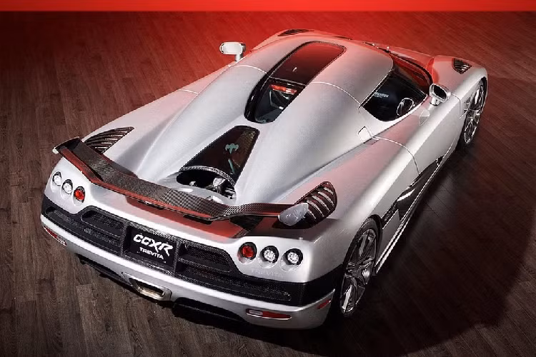 Chính vì thế, một đại lý siêu xe khác đã quyết định cho thuê siêu xe Koenigsegg CCXR Trevita chỉ có 2 chiếc trên thế giới với các điều kiện đi theo được cho chỉ dành cho giới siêu giàu muốn được lái Koenigsegg CCXR Trevita, nhưng không muốn bỏ ra số tiền quá lớn để sở hữu mẫu xe này trong garage để rồi khi chán phải bán lại và có khi phải lỗ nặng như tay đấm nổi tiếng Floyd Mayweather từng trải qua.