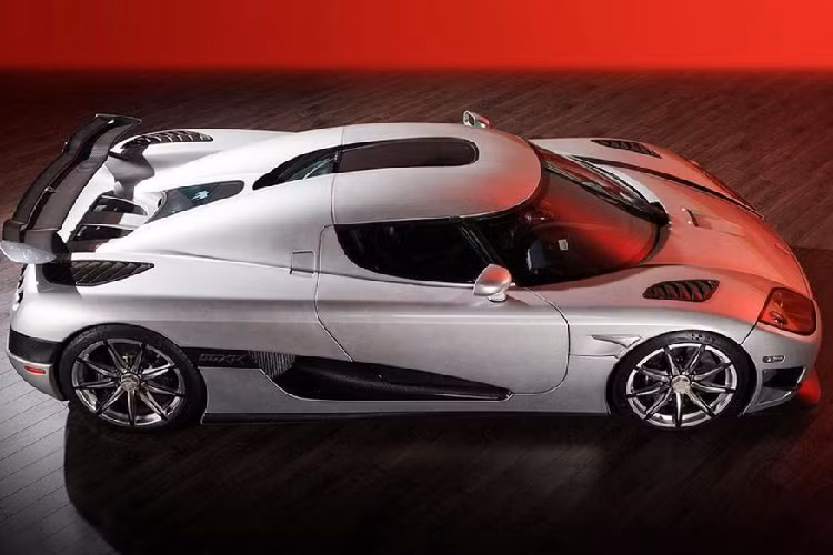 Bán hoài không ai mua, đại lý cho thuê siêu xe dệt kim cương Koenigsegg CCXR Trevita với giá "khóc thét". Hiện 1 trong 2 chiếc siêu xe mui trần Koenigsegg CCXR Trevita được sản xuất trên toàn thế giới đang thuộc sở hữu của đại lý iLusso, nằm ở miền Nam California, khu vực phía nam của tiểu bang California, Hoa Kỳ nhưng nhiều năm trôi qua vẫn chưa có ai mua.
