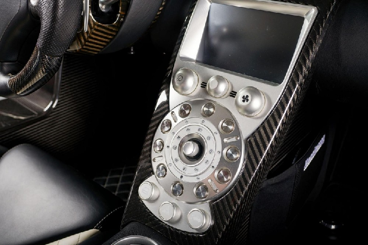 Siêu xe Koenigsegg CCXR Trevita sở hữu khối động cơ V8, dung tích 4.8 lít, sản sinh công suất tối đa 1.018 mã lực và mô-men xoắn cực đại 1.080 Nm. Động cơ trên Koenigsegg CCXR Trevita sẽ đi kèm với hộp số 6 cấp "thửa riêng" và bộ vi sai chống trượt.