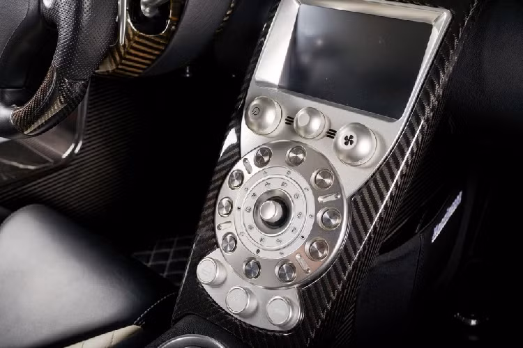 Siêu xe Koenigsegg CCXR Trevita sở hữu khối động cơ V8, dung tích 4.8 lít, sản sinh công suất tối đa 1.018 mã lực và mô-men xoắn cực đại 1.080 Nm. Động cơ trên Koenigsegg CCXR Trevita sẽ đi kèm với hộp số 6 cấp "thửa riêng" và bộ vi sai chống trượt.