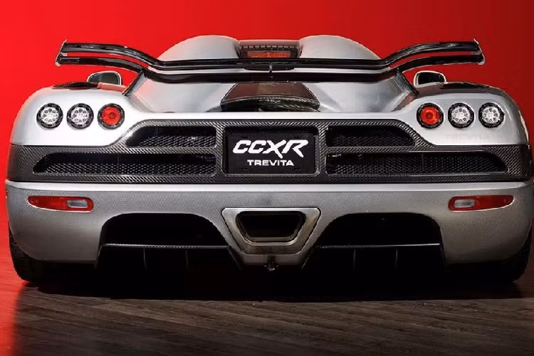 Đại lý chuyên cho thuê siêu xe Luxury Lease Partners chia sẻ, các đại gia muốn thuê siêu phẩm Koenigsegg CCXR Trevita chỉ có 2 chiếc trên thế giới ước tính mỗi tháng phải bỏ ra số tiền 24.000 đô la (tương đương 556 triệu đồng). Bên cạnh đó, số tiền cọc mà các đại gia này cần phải bỏ ra lên đến 650.000 đô la (tương đương 15,1 tỷ đồng).