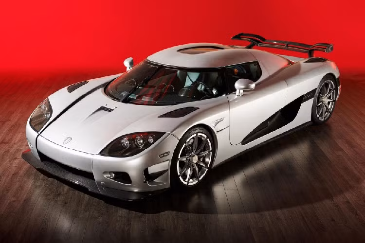  Siêu xe Koenigsegg CCXR Trevita là một tuyệt phẩm rất đặc biệt của hãng xe đến từ Thuỵ Điển khi họ chỉ muốn tạo ra 3 chiếc trên toàn thế giới nhưng vì khó khăn trong quá trình tạo ra thân xe “Diamond Weave” sợi carbon cho dòng siêu xe này nên hãng xe Koenigsegg chỉ có thể cho ra đời đúng 2 chiếc Koenigsegg CCXR Trevita.