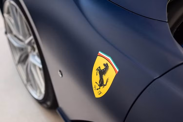 Ngoài bộ những chiếc xe kỉ niệm 70 năm, bộ phận Tailor Made từng mang tới những mẫu xe cá nhân hóa độc đáo như 488 Pista Spider “Nikki Lauda” hay như chiếc Ferrari 812 Superfast trong màu áo của Ferrari 250 SWB được cầm lái bởi tay đua nổi tiếng Stirling Moss – Người vừa qua đời cách đây không lâu.