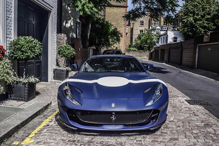 Theo chia sẻ của chủ sở hữu, vào năm 2018, anh đã có cơ hội được chiêm ngưỡng chính chiếc 250 GT SWB của ngài Stirling Moss và thực sự cảm thấy thích cũng như được truyền cảm hứng về một mẫu xe đua huyền thoại. Chính vì vậy mà anh đã quyết định “làm mới” màu áo của chiếc xe đua có tuổi đời hơn 60 năm bằng cách mang lên chính chiếc Ferrari 812 Superfast của anh về sau này.