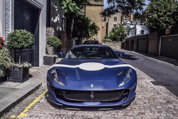 Theo chia sẻ của chủ sở hữu, vào năm 2018, anh đã có cơ hội được chiêm ngưỡng chính chiếc 250 GT SWB của ngài Stirling Moss và thực sự cảm thấy thích cũng như được truyền cảm hứng về một mẫu xe đua huyền thoại. Chính vì vậy mà anh đã quyết định “làm mới” màu áo của chiếc xe đua có tuổi đời hơn 60 năm bằng cách mang lên chính chiếc Ferrari 812 Superfast của anh về sau này.