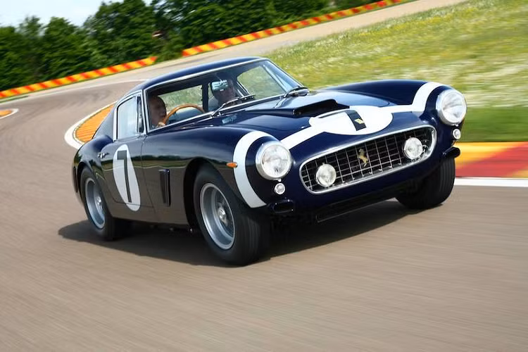 Nói về chiếc 250 GT SWB Berlinetta Competizione với màu xanh sẫm, chiếc xe đã cùng Stirling Moss đua và giành chiến thắng trong cả 3 cuộc đua mà nó tham gia. Sau đó, chiếc xe lại được cầm lái bởi tay đua Mike Parkes và giành được 3 chức vô địch cùng 1 lần cán đích ở vị trí số 2.