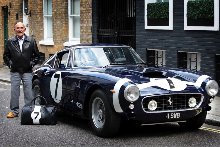 Khoang nội thất của chiếc xe được phối giữa chất liệu da màu đen kết hợp với những đường chỉ trắng nổi bật cùng logo Ferrari ở tựa ghế. Với phong cách phối cực kỳ thể thao, khoang nội thất đem tới cho người ngồi cảm giác thể thao, đầy hấp dẫn. Đồng thời, chiếc xe cũng được chế tạo với phiên bản tay lái nghịch, tương tự với chiếc xe mà ngài Stirling Moss đã từng cầm lái.