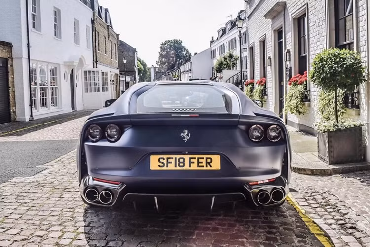 Chiếc xe Ferrari 812 Superfast hàng hiếm được trang bị động cơ V12 có dung tích 6,5 lít, sản sinh công suất 789 mã lực và mô-men xoắn 717 Nm. Sức mạnh này được truyền đến bánh sau của xe thông qua hộp số ly hợp kép 7 cấp, nhờ đó, 812 Superfast có khả năng tăng tốc 0-100 km/h trong 2,9 giây và đạt vận tốc tối đa hơn 340 km/h.