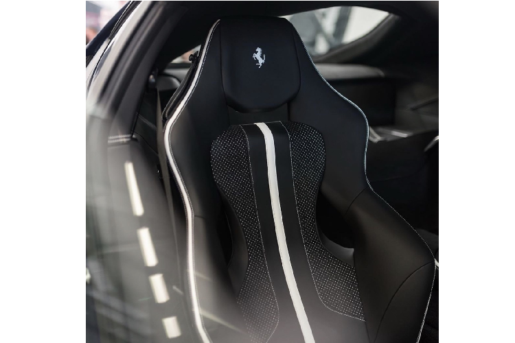 Ferrari 812 được ra mắt vào thời điểm bộ phận Tailor Made phát triển những mẫu siêu xe của Ferrari một cách mạnh mẽ với nhiều ý tưởng mang tính đột phá. Có thể nói, một trong những cách cá nhân hóa được lựa chọn nhiều nhất đó chính là việc mang những màu áo xe đua huyền thoại lên những chiếc xe hiện đại.