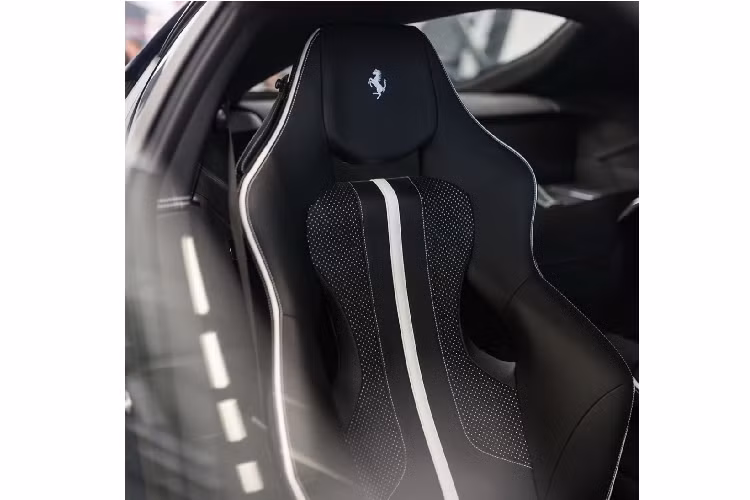 Ferrari 812 được ra mắt vào thời điểm bộ phận Tailor Made phát triển những mẫu siêu xe của Ferrari một cách mạnh mẽ với nhiều ý tưởng mang tính đột phá. Có thể nói, một trong những cách cá nhân hóa được lựa chọn nhiều nhất đó chính là việc mang những màu áo xe đua huyền thoại lên những chiếc xe hiện đại.