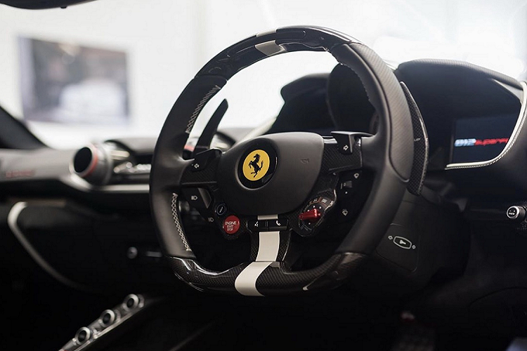 Chiếc xe sở hữu dáng vẻ tương đồng với F12 Berlinetta, tuy nhiên những đường nét thiết kế của 812 Superfast mềm mại hơn, các hốc gió được thiết kế lớn hơn tạo cảm giác thể thao cũng như tăng hiệu quả vận hành của xe. Với những đổi mới trong ngoại hình, 812 Superfast trông “mỏng” hơn chiếc F12 Berlinetta với vẻ ngoài có phần khá đồ sộ.