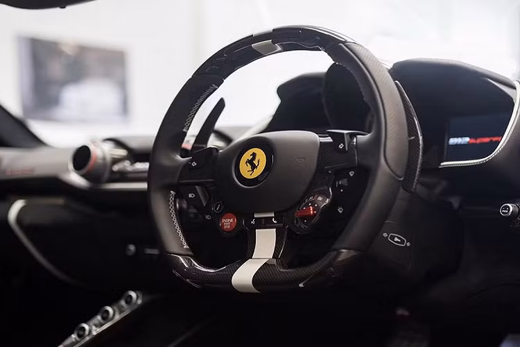 Chiếc xe sở hữu dáng vẻ tương đồng với F12 Berlinetta, tuy nhiên những đường nét thiết kế của 812 Superfast mềm mại hơn, các hốc gió được thiết kế lớn hơn tạo cảm giác thể thao cũng như tăng hiệu quả vận hành của xe. Với những đổi mới trong ngoại hình, 812 Superfast trông “mỏng” hơn chiếc F12 Berlinetta với vẻ ngoài có phần khá đồ sộ.