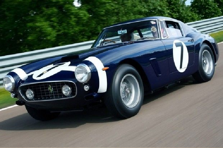 Chiếc 812 này mang trên mình lớp áo mà xanh satin “Blu Scozia Opaco”, màu sắc có phần sáng hơn so với nguyên mẫu 250 GT SWB với hiệu ứng sơn nhám hấp dẫn. Tuy nhiên, các chi tiết như các phần decal trắng trên cửa hay phần đường kẻ chạy ngang nắp capo đều được mô phỏng lại chính xác với những gì trên nguyên mẫu.