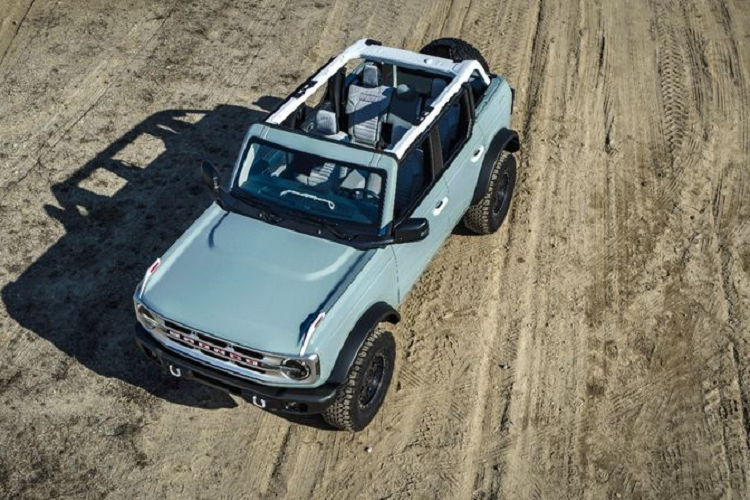 Hệ thống kiểm soát địa hình với các chế độ lái G.O.A.T hứa hẹn sẽ đem đến khả năng di chuyển trên mọi địa hình cho Ford Bronco 2021, hệ thống này có tới 8 thiết lập là Sand, Slippery, Sport, Eco, Normal, Mud/Ruts, Rock Crawl, và Baja - sẽ có sẵn trên xe tùy theo các biến thể.